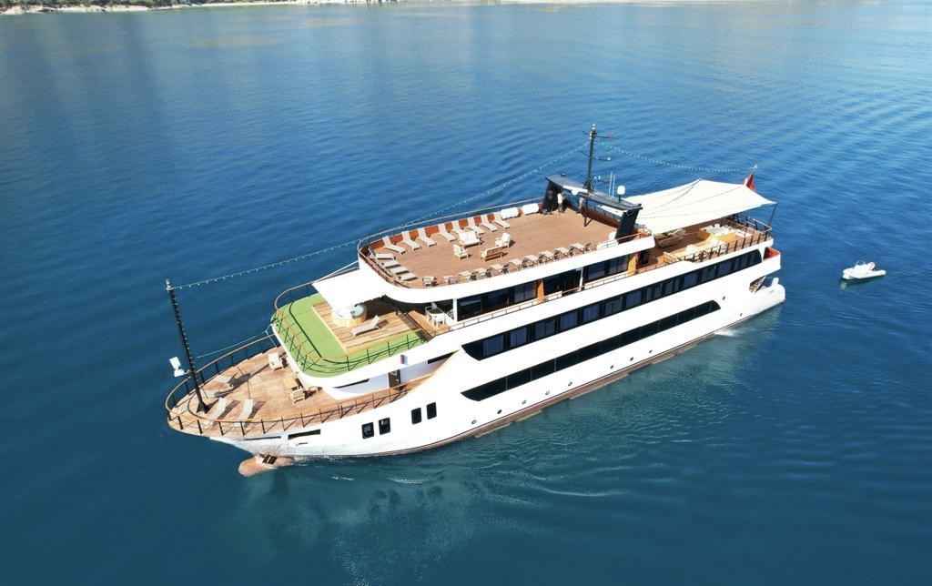 yacht